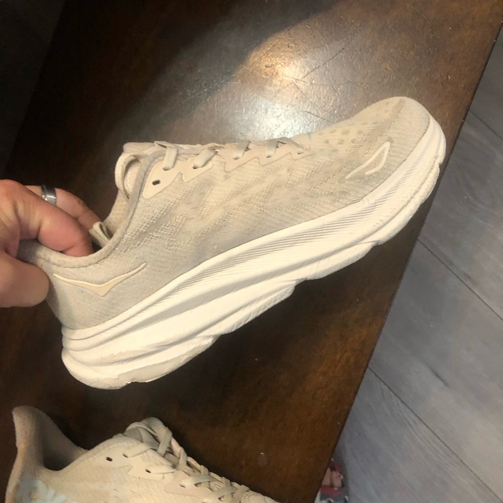 Women’s Hoka Clifton 9 ‘Shifting Sand size 9.5 - Picture 4 of 8